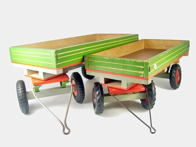 4a Anhaenger im Vergleich links groessere hoehere Bordwand