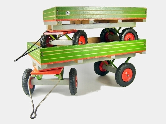 4b Anhaenger im Vergleich mit Metallfelgen oben und mit Holzfelgen