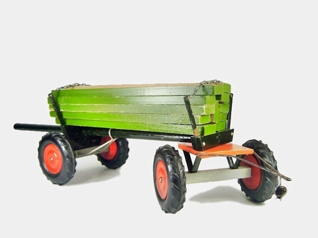 6b  grosser Langholzwagen mit Holzfelgen und Musterplombe an der Deichsel