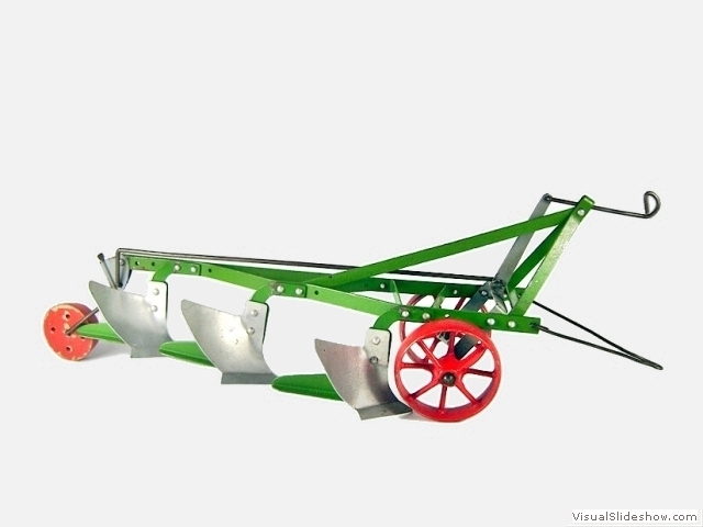 7e grosser alter 3 Schar Pflug Holz und Blech VEP 8 DM 2 Metallraeder und hinten 1 Holzrad