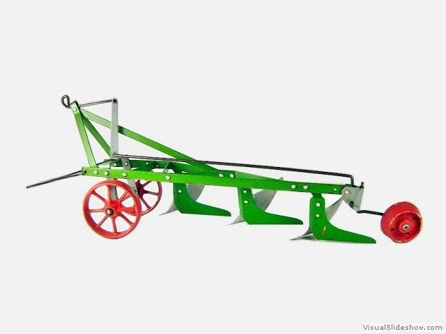 7f grosser alter 3 Schar Pflug Holz und Blech VEP 8 DM 2 Metallraeder und hinten 1 Holzrad