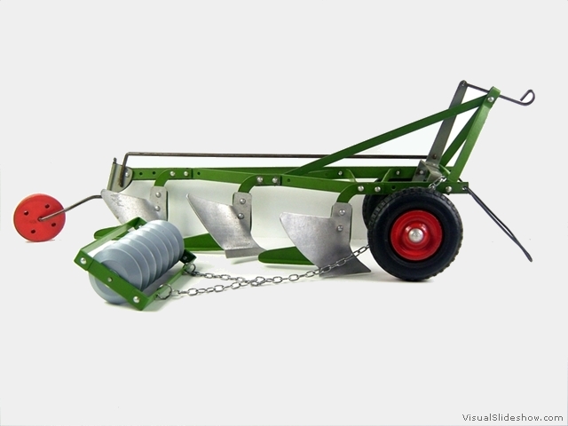 9b Dreischarpflug gummibereift mit Holzfelgen und Zusatzteil Walze