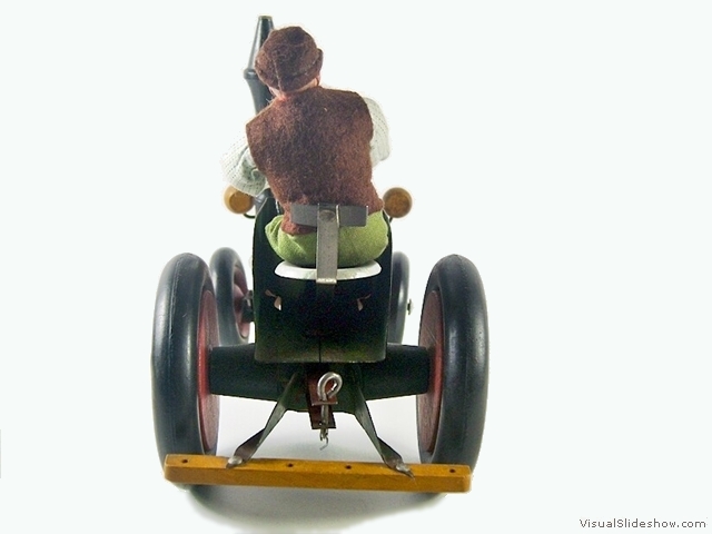 1c Bergers erster Bulldog mit vorderen Metallfelgen und hinteren Holzfelgen