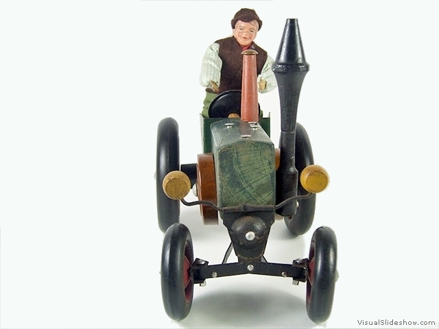 1e Bergers erster Bulldog mit vorderen Metallfelgen und hinteren Holzfelgen