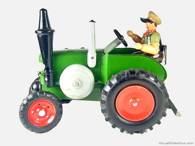 1a grosser gruener Bulldog mit vorderen duennen Metallfelgen und hinteren Holzfelgen