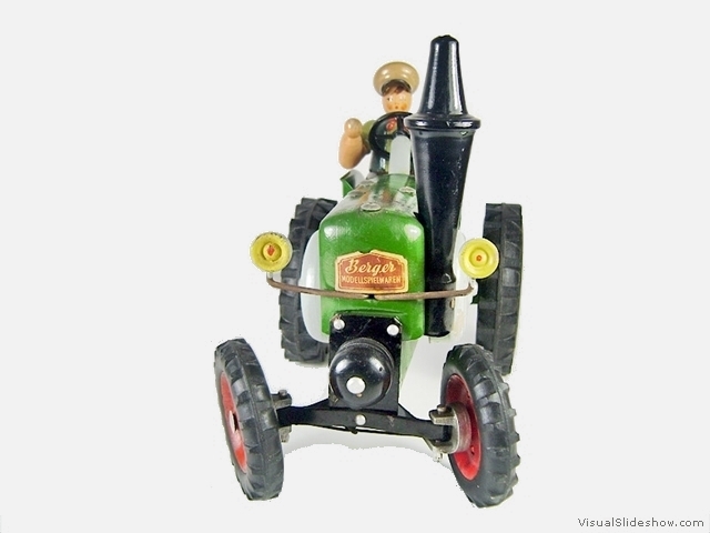 1c grosser gruener Bulldog mit vorderen duennen Metallfelgen und hinteren Holzfelgen