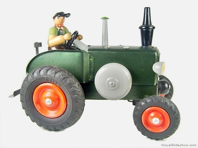 3c grosser dunkler Bulldog mit breiteren Reifen auf den originalen Berger Holzfelgen 