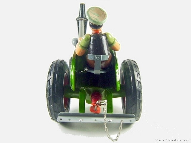 6b grosser gruener wie vom Ministerium fuer Leichtindustrie angeordneter Bulldog mit Fahrerfigur