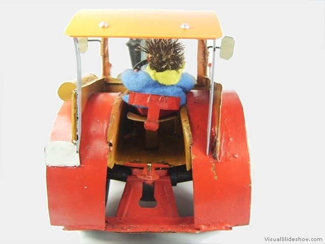 7b Nachbau eines Berger Strassenbulldogs mit Kotfluegel die Fahrerfigur ist Mecki