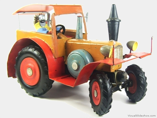 7c Nachbau eines Berger Strassenbulldogs mit Kotfluegel die Fahrerfigur ist Mecki