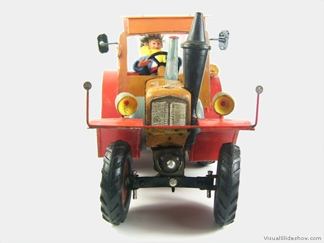 7d Nachbau eines Berger Strassenbulldogs mit Kotfluegel die Fahrerfigur ist Mecki