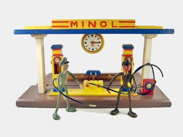 3c MINOL Tankstelle und zwei Biegefiguren als Tankwart