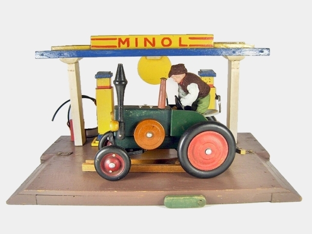 5c kleiner alter Berger Bulldog mit vorderen verschraubten Metallfelgen und hinten Holzfelgen